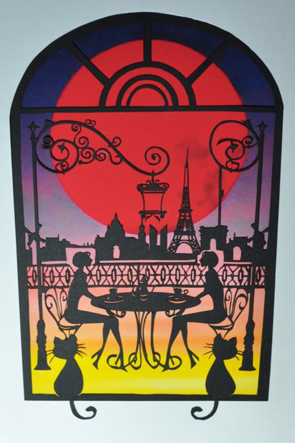 Псковский мастер резьбы по бумаге начал создавать цветные работы