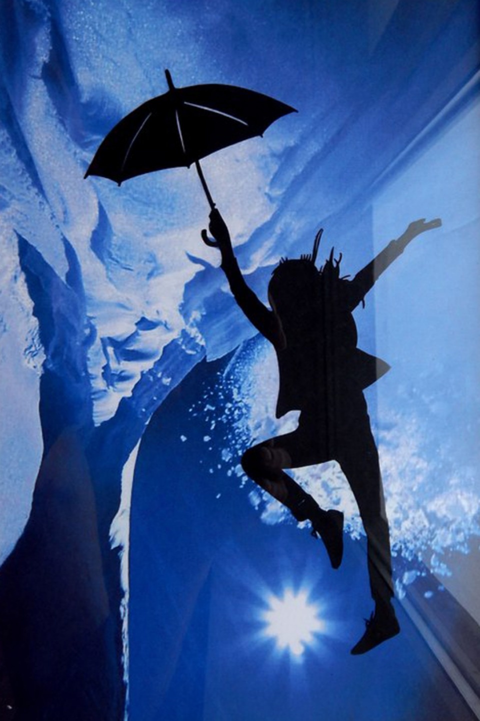 Псковский мастер резьбы по бумаге начал создавать цветные работы