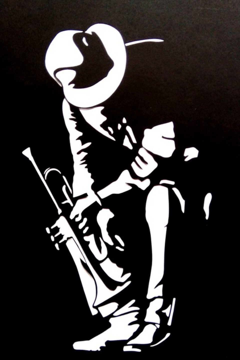 Псковский мастер резьбы по бумаге начал создавать цветные работы