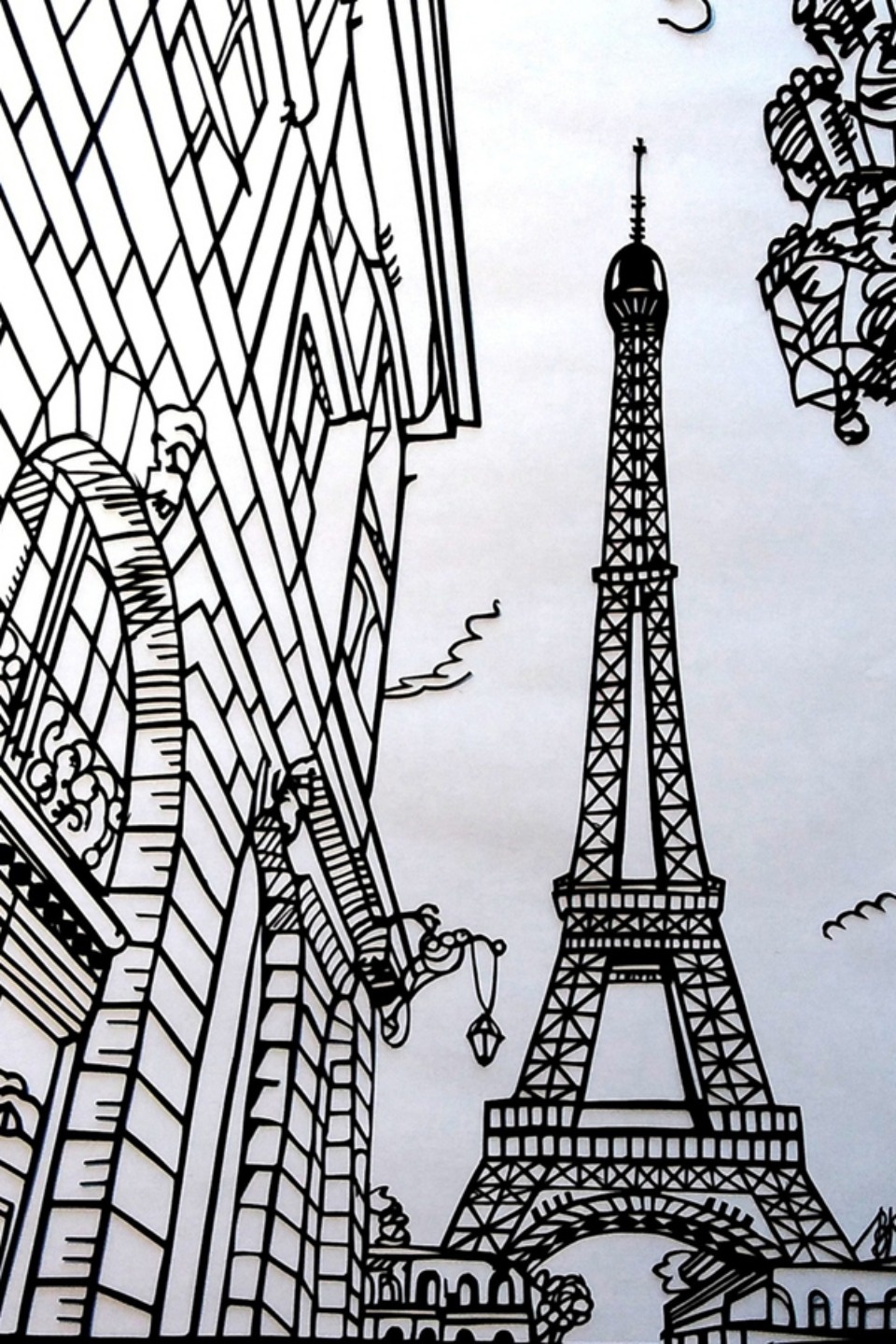 Псковский мастер резьбы по бумаге начал создавать цветные работы