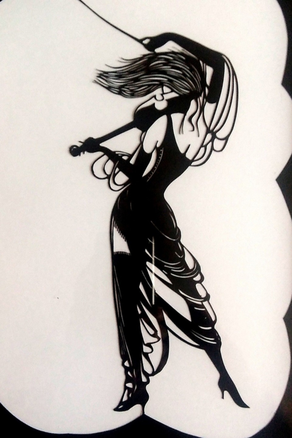 Псковский мастер резьбы по бумаге начал создавать цветные работы