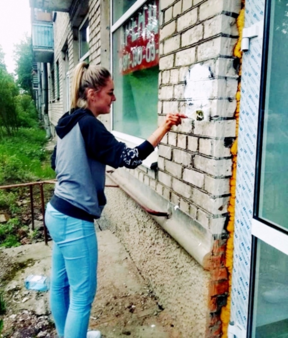 Более 50 граффити с контактами наркоторговцев закрасили в Пскове полицейские и волонтёры