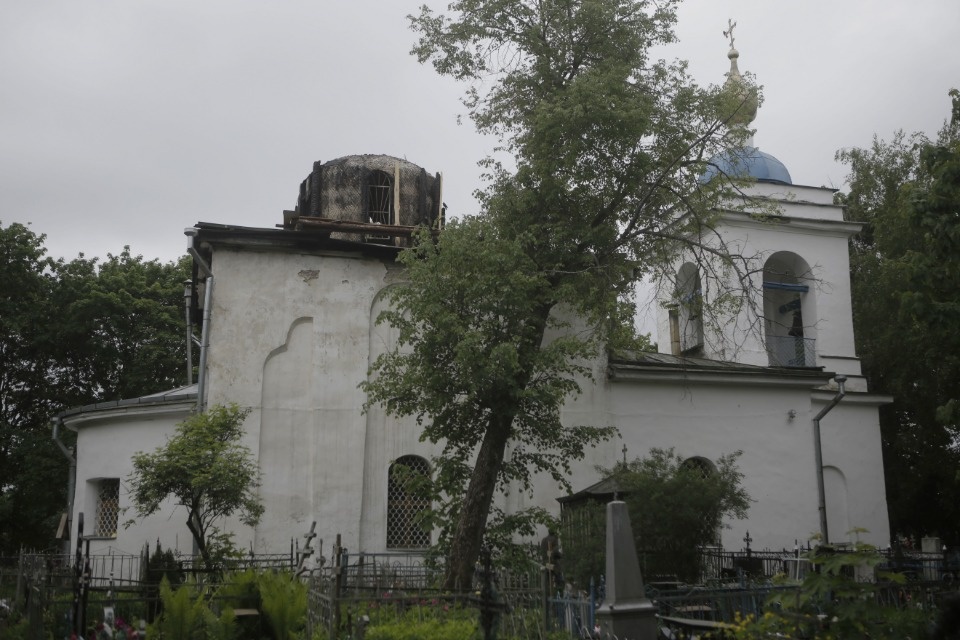 Молния уничтожила купол церкви в Камно