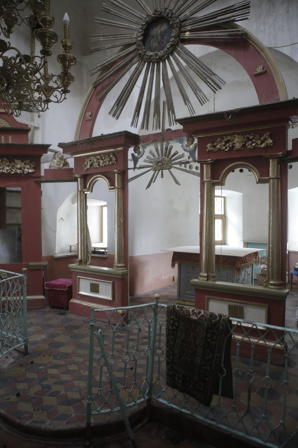 Молния уничтожила купол церкви в Камно