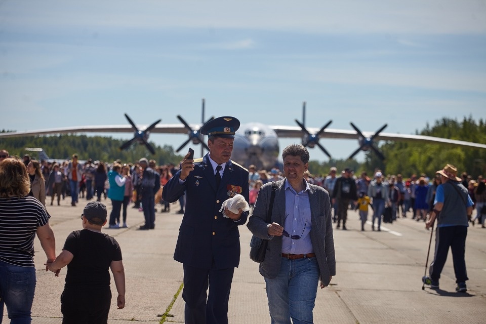 Псковичи отпраздновали 75-летие 334-го военно-транспортного Берлинского авиаполка Псковичи отпраздновали 75-летие 334-го военно-транспортного Берлинского авиаполка