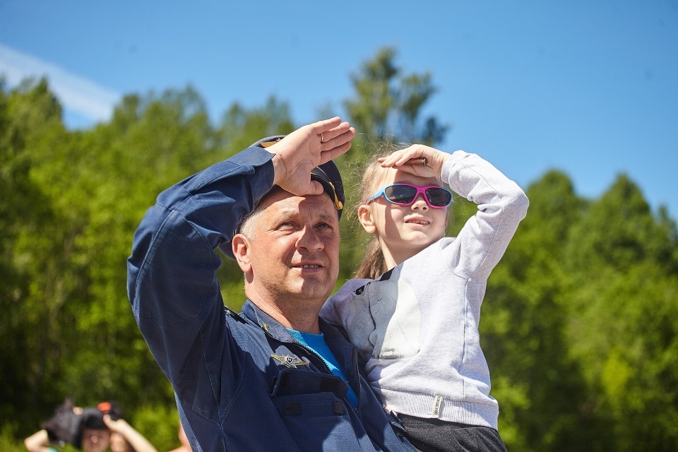 Псковичи отпраздновали 75-летие 334-го военно-транспортного Берлинского авиаполка Псковичи отпраздновали 75-летие 334-го военно-транспортного Берлинского авиаполка