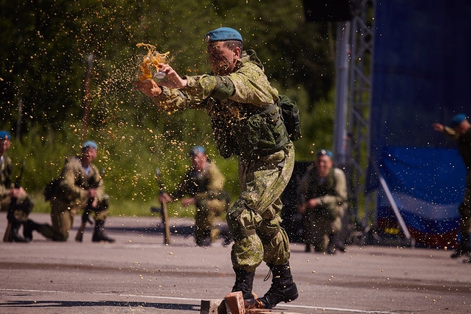 Псковичи отпраздновали 75-летие 334-го военно-транспортного Берлинского авиаполка Псковичи отпраздновали 75-летие 334-го военно-транспортного Берлинского авиаполка