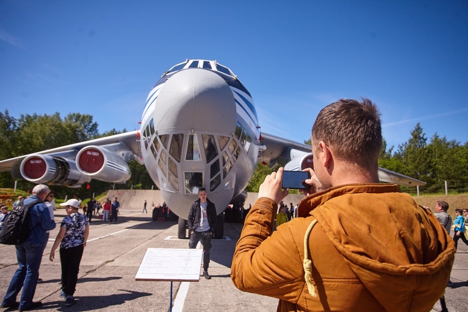 Псковичи отпраздновали 75-летие 334-го военно-транспортного Берлинского авиаполка Псковичи отпраздновали 75-летие 334-го военно-транспортного Берлинского авиаполка