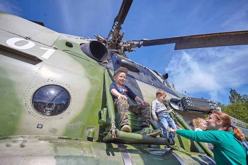 Псковичи отпраздновали 75-летие 334-го военно-транспортного Берлинского авиаполка Псковичи отпраздновали 75-летие 334-го военно-транспортного Берлинского авиаполка