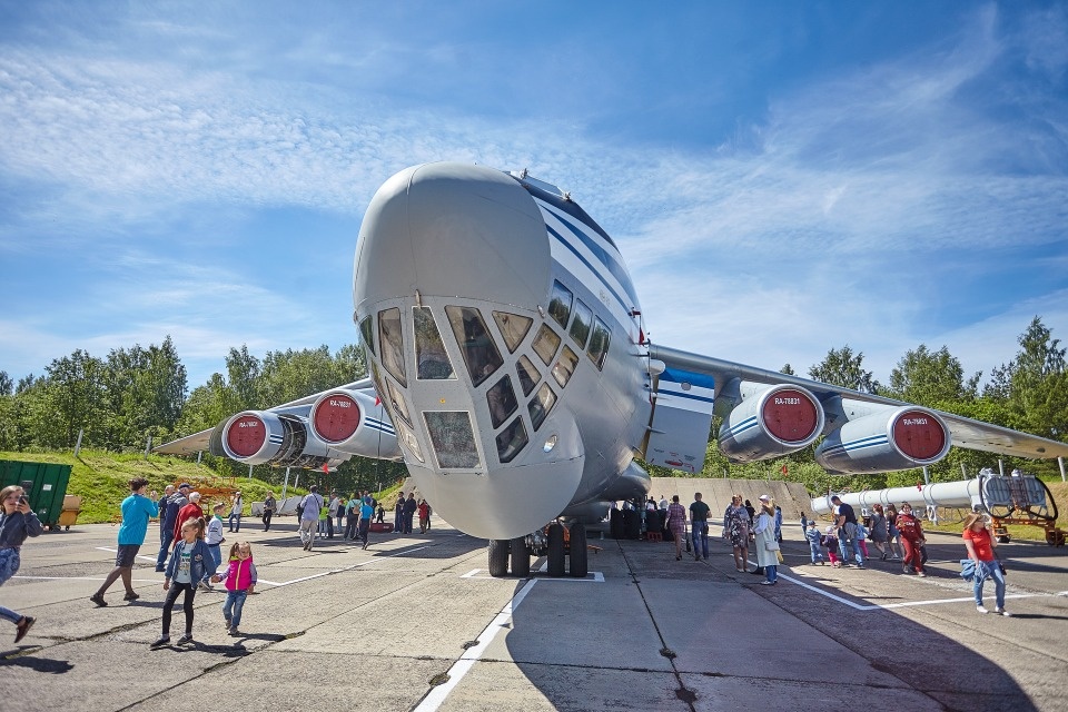 Псковичи отпраздновали 75-летие 334-го военно-транспортного Берлинского авиаполка Псковичи отпраздновали 75-летие 334-го военно-транспортного Берлинского авиаполка