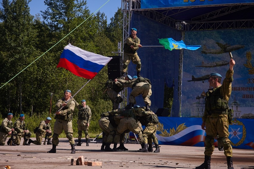 Псковичи отпраздновали 75-летие 334-го военно-транспортного Берлинского авиаполка Псковичи отпраздновали 75-летие 334-го военно-транспортного Берлинского авиаполка