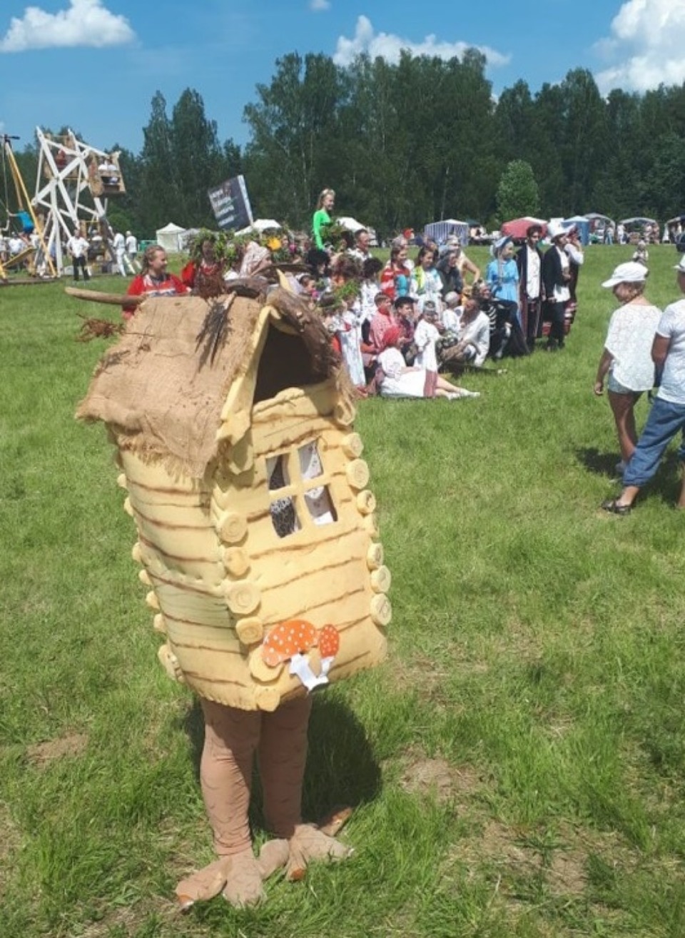 В Пушкинских Горах на шествии районов можно увидеть избушку на курьих ножках и русский дух