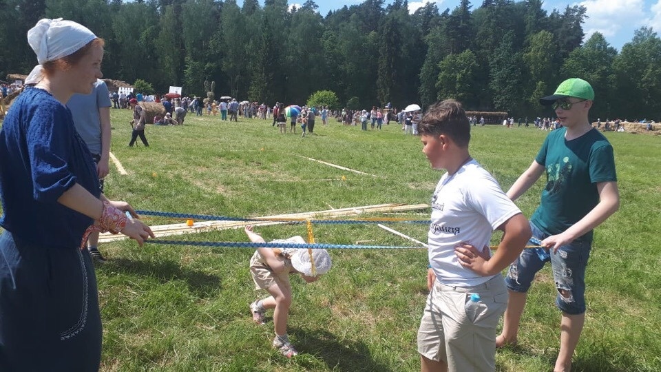 На Дня Пушкинской поэзии в Михайловском дети с удовольствием играют с городки