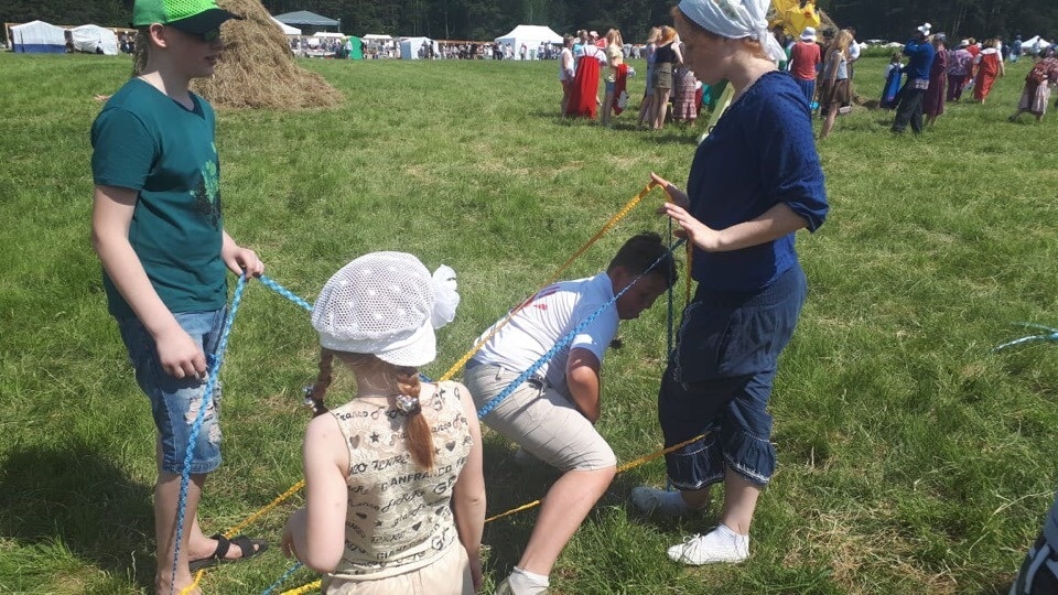 На Дня Пушкинской поэзии в Михайловском дети с удовольствием играют с городки