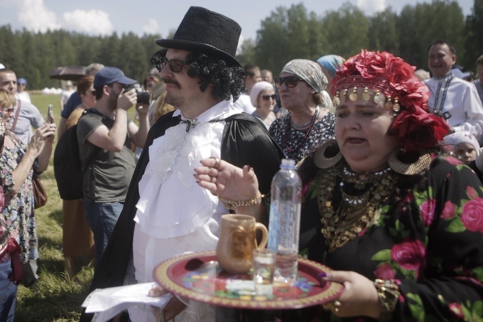 Народные гуляния в Дни пушкинской поэзии и русской культуры Народные гуляния в Дни пушкинской поэзии и русской культуры