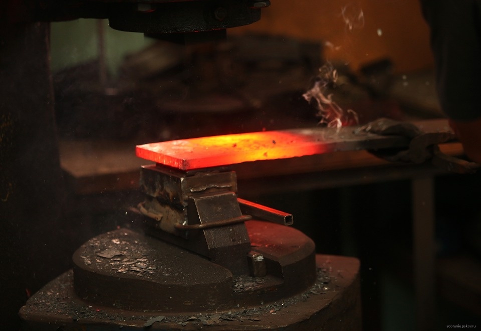 Псковские кузнецы начали работу над колоколом для сквера Народовластия