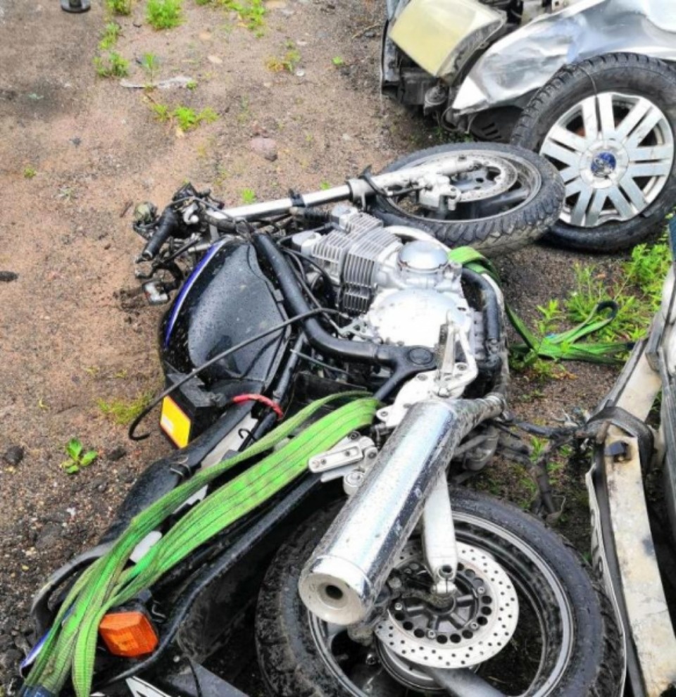 Мотоциклисту после аварии в Великих Луках потребовалась помощь медиков и госпитализация