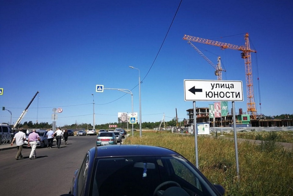 «Вы губернатору обещали, сдавайте»: подрядчик срывает сроки ремонта улицы Юности в Пскове