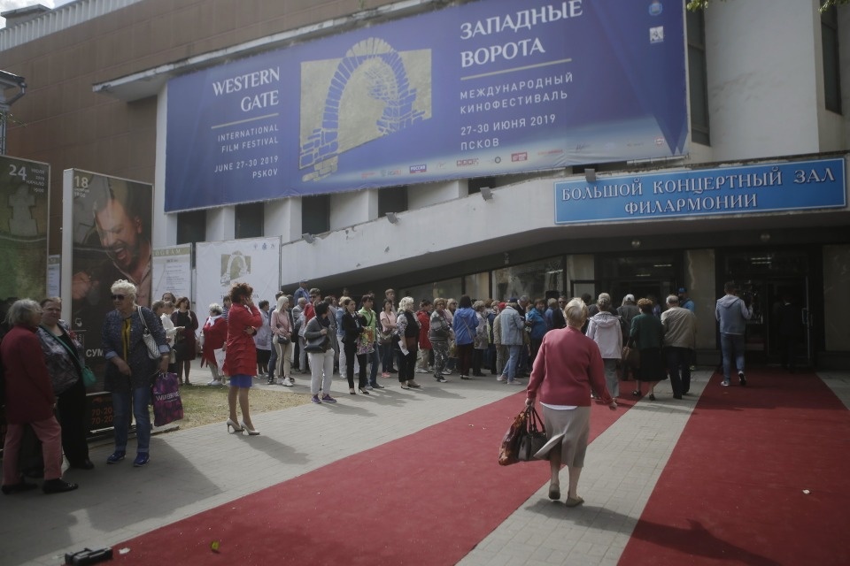 Красные дорожки, Ганза и кино: 28 июня в Пскове официально открыли фестиваль «Западные ворота»