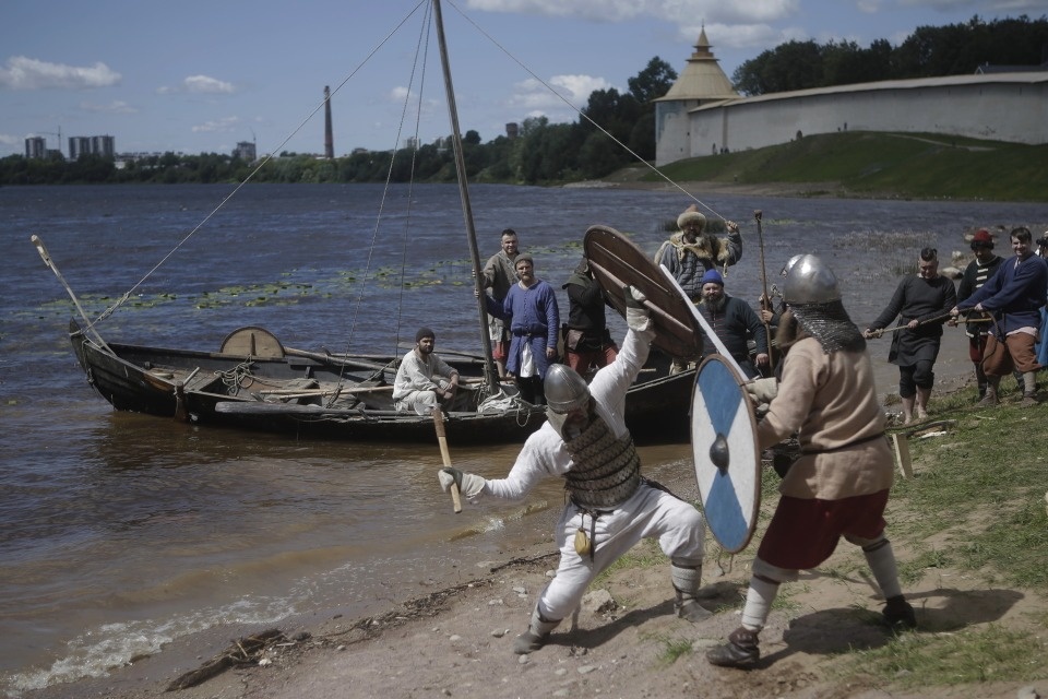 Мечом по башке