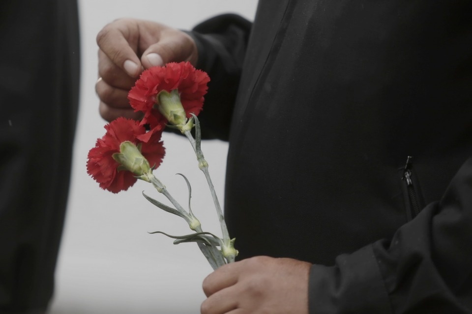 Возложение цветов в память о погибших моряках