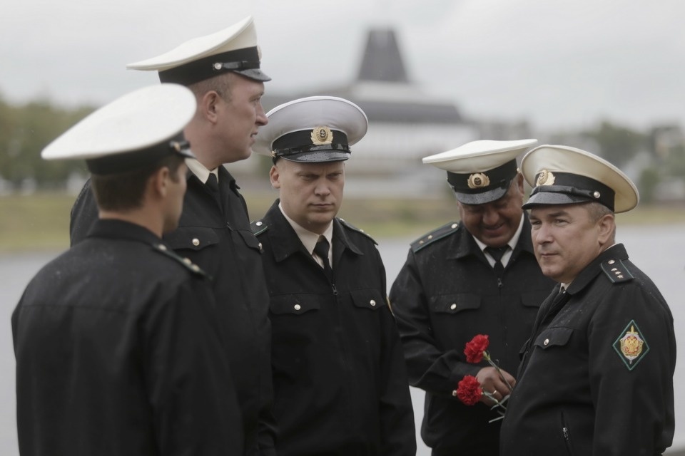 Возложение цветов в память о погибших моряках