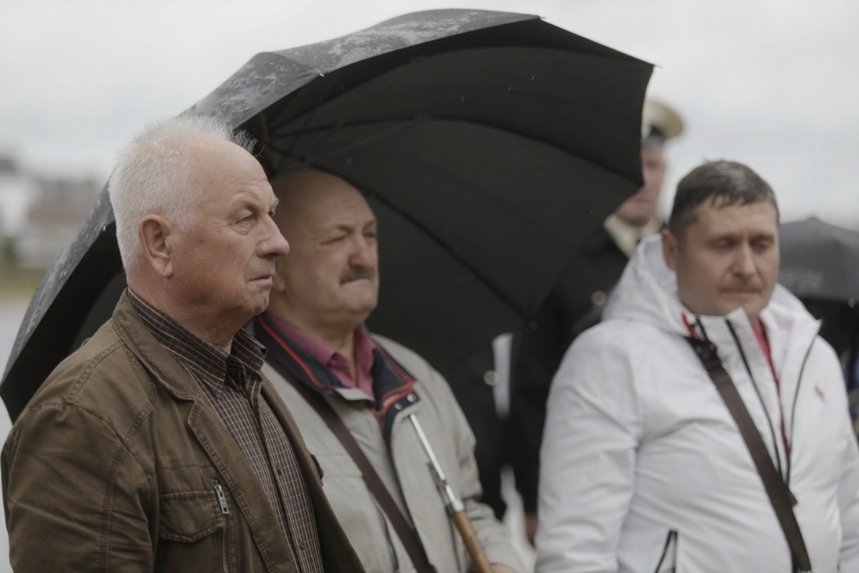 Возложение цветов в память о погибших моряках