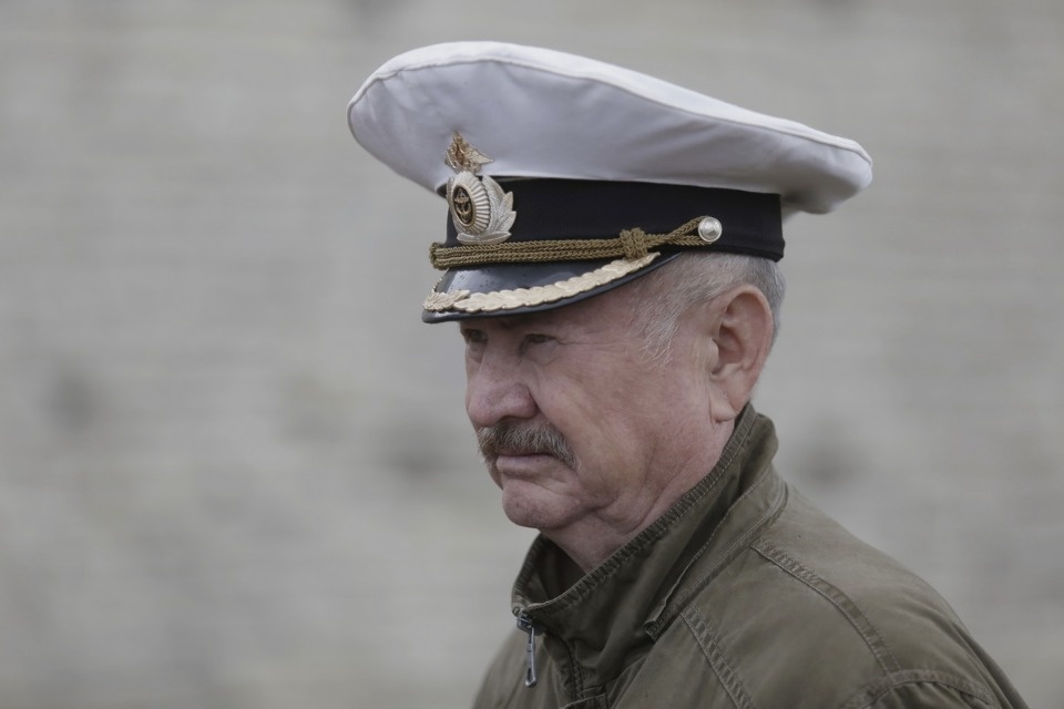 Возложение цветов в память о погибших моряках