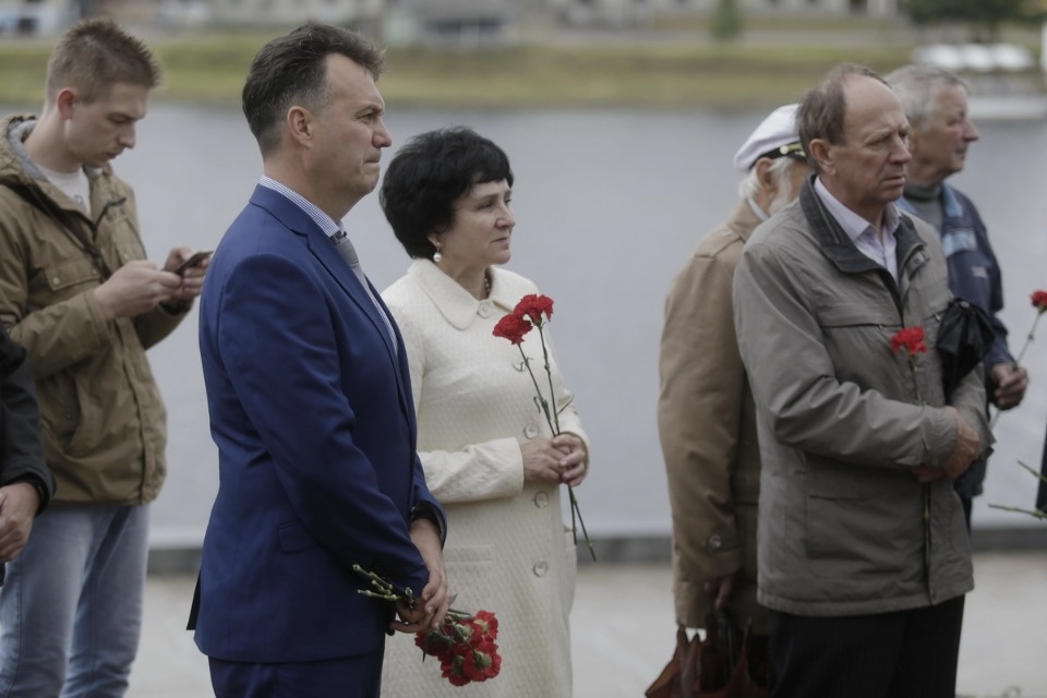 Возложение цветов в память о погибших моряках