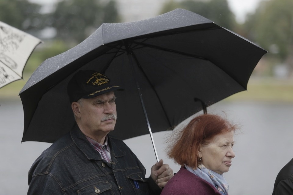 Возложение цветов в память о погибших моряках