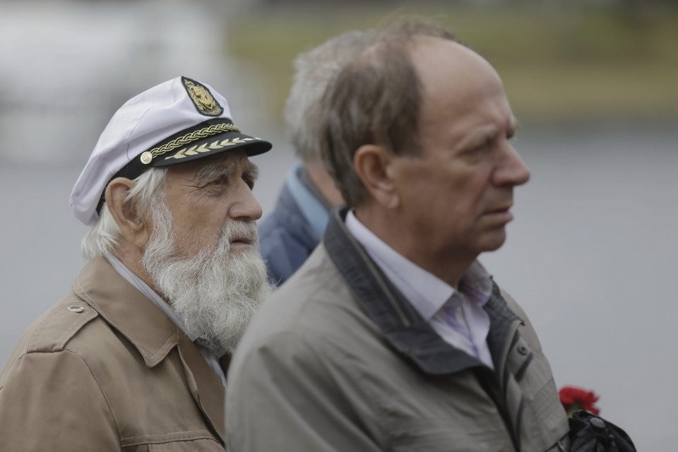 Возложение цветов в память о погибших моряках