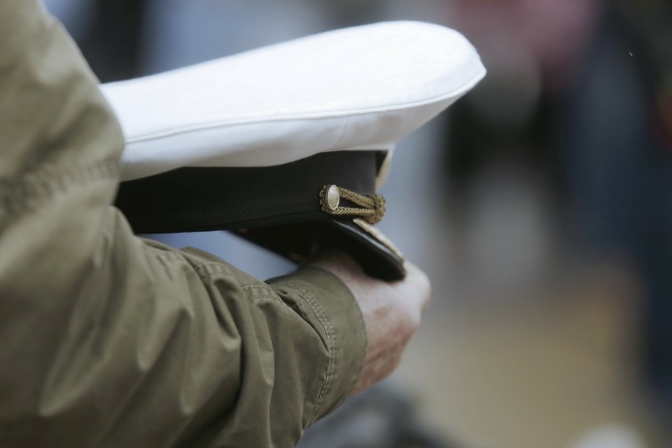 Возложение цветов в память о погибших моряках