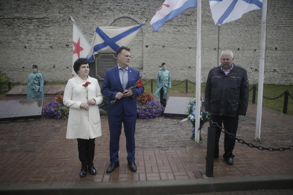 Возложение цветов в память о погибших моряках