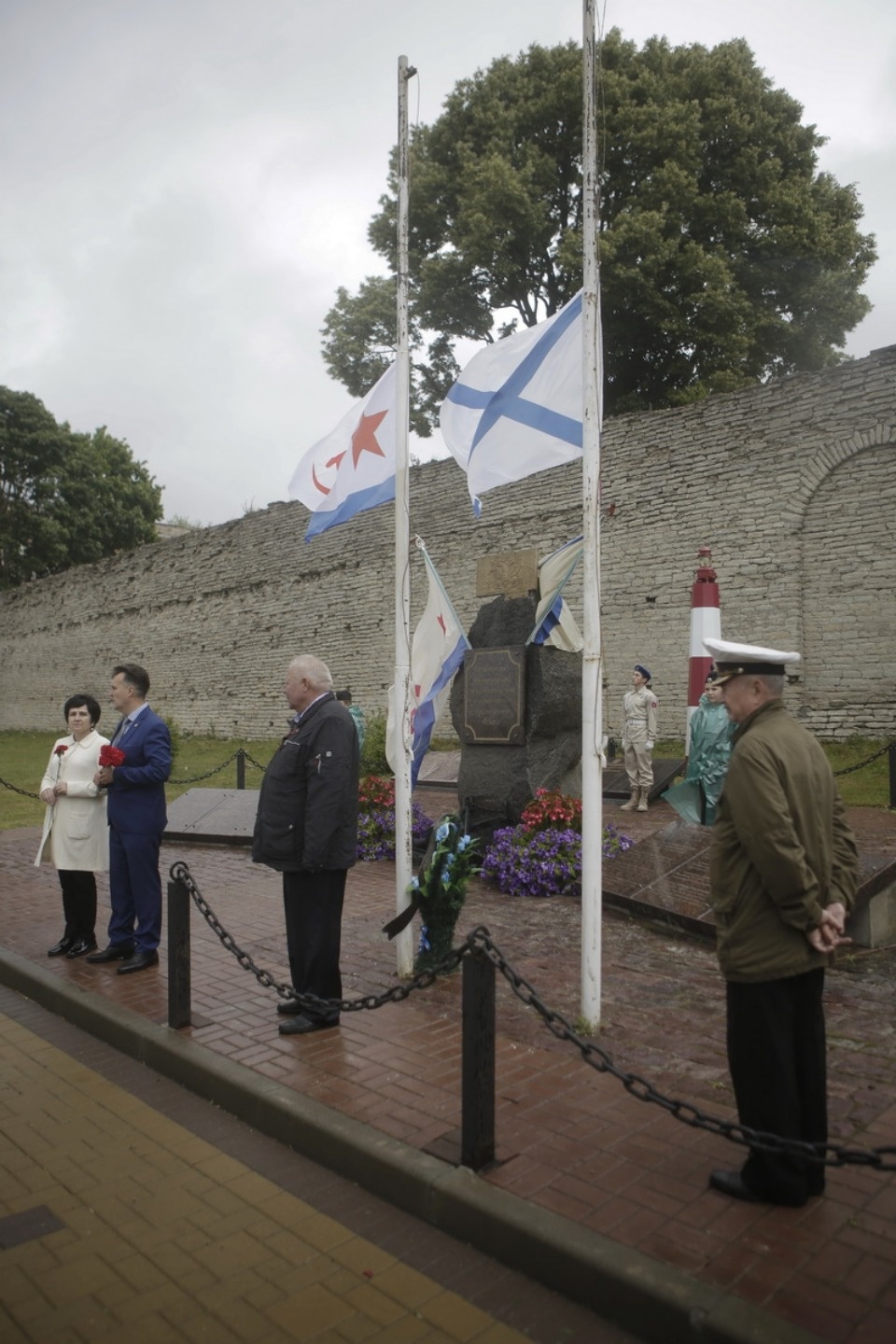 Возложение цветов в память о погибших моряках