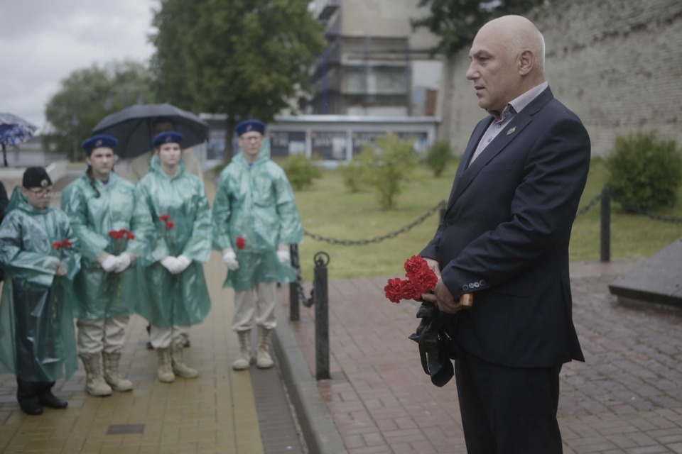 Возложение цветов в память о погибших моряках