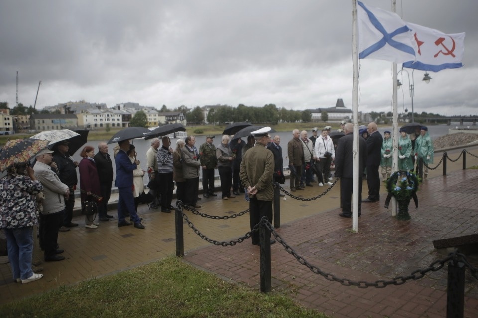 Возложение цветов в память о погибших моряках