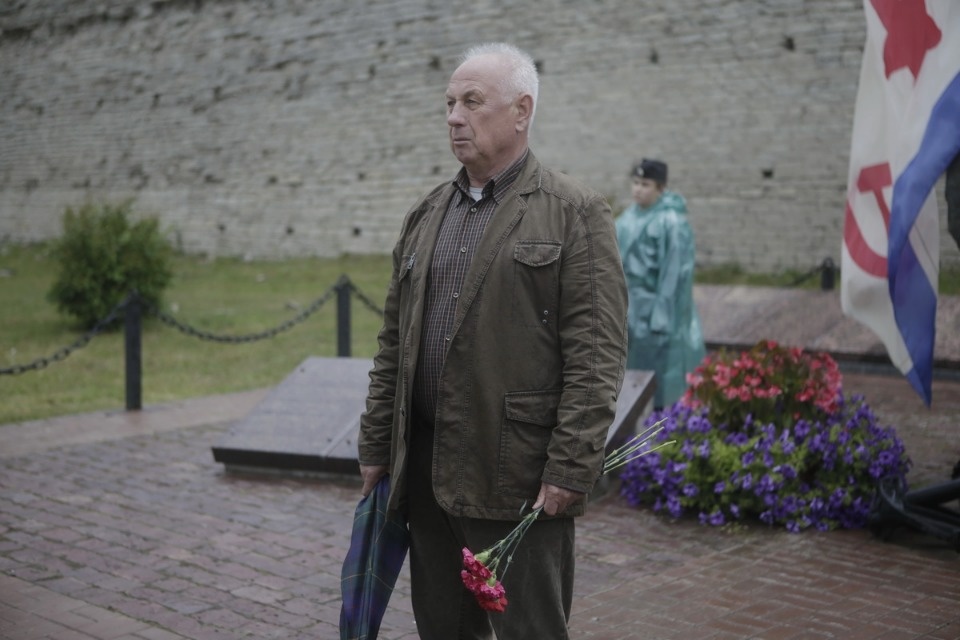 Возложение цветов в память о погибших моряках