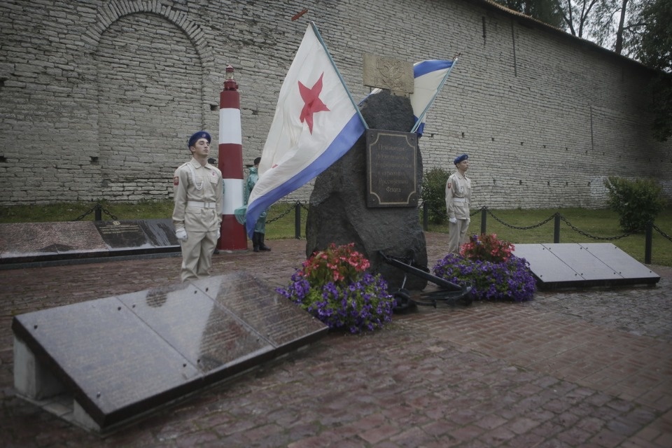 Возложение цветов в память о погибших моряках