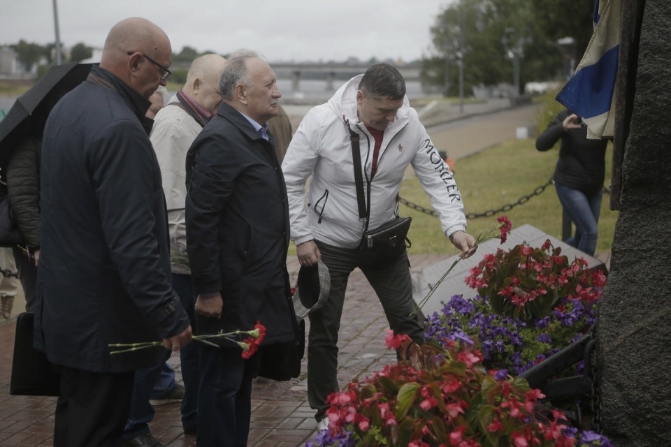 Возложение цветов в память о погибших моряках