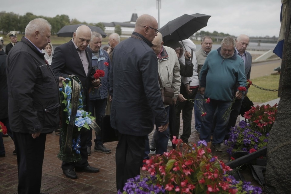 Возложение цветов в память о погибших моряках