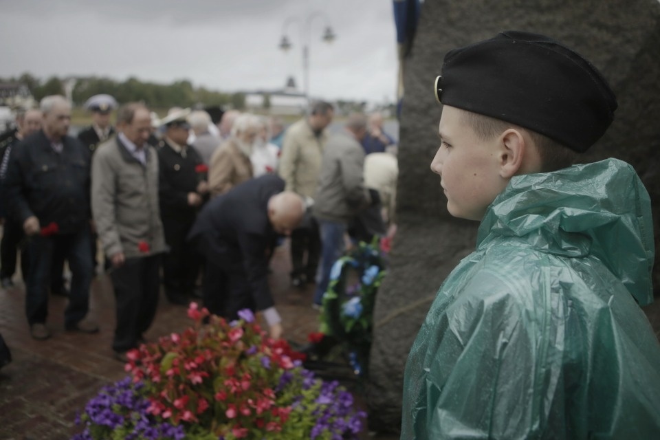 Возложение цветов в память о погибших моряках