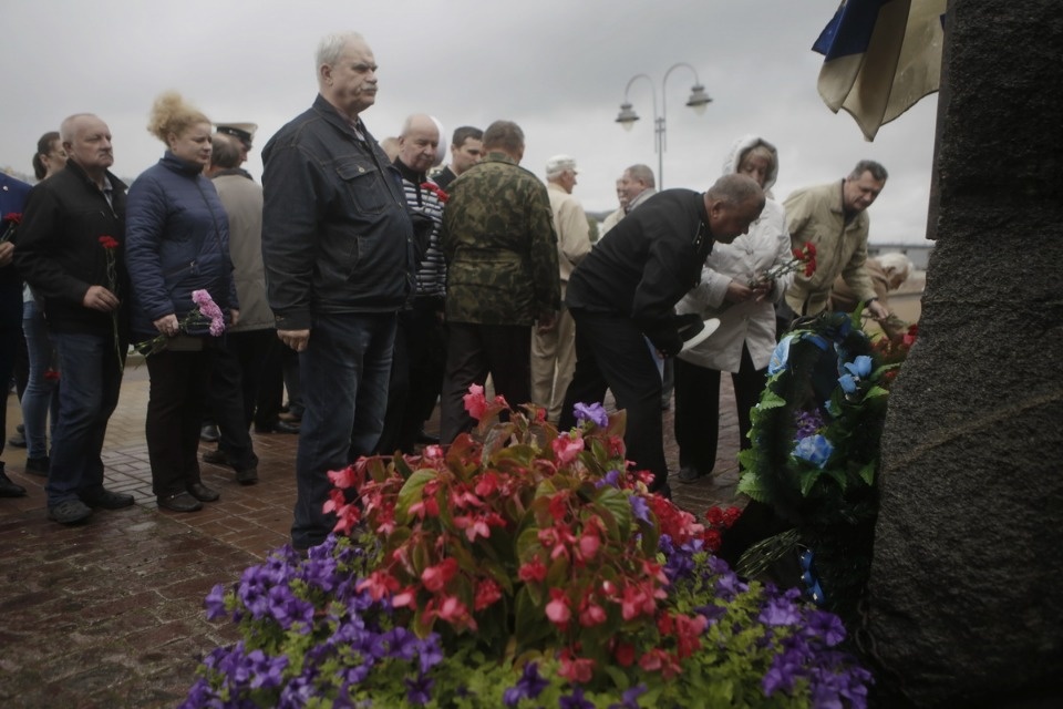 Возложение цветов в память о погибших моряках