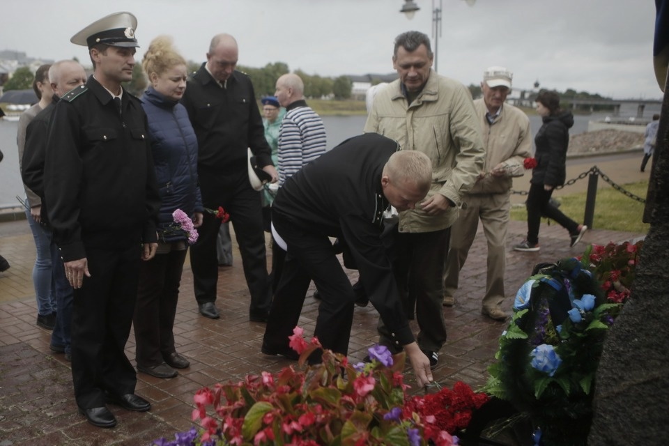 Возложение цветов в память о погибших моряках