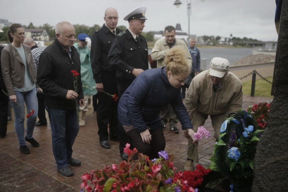 Возложение цветов в память о погибших моряках