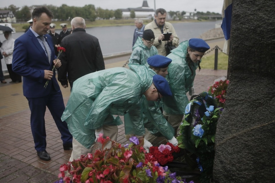 Возложение цветов в память о погибших моряках