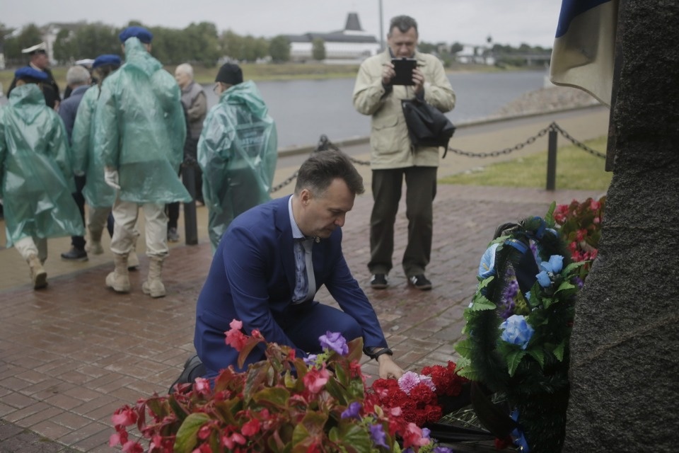 Возложение цветов в память о погибших моряках