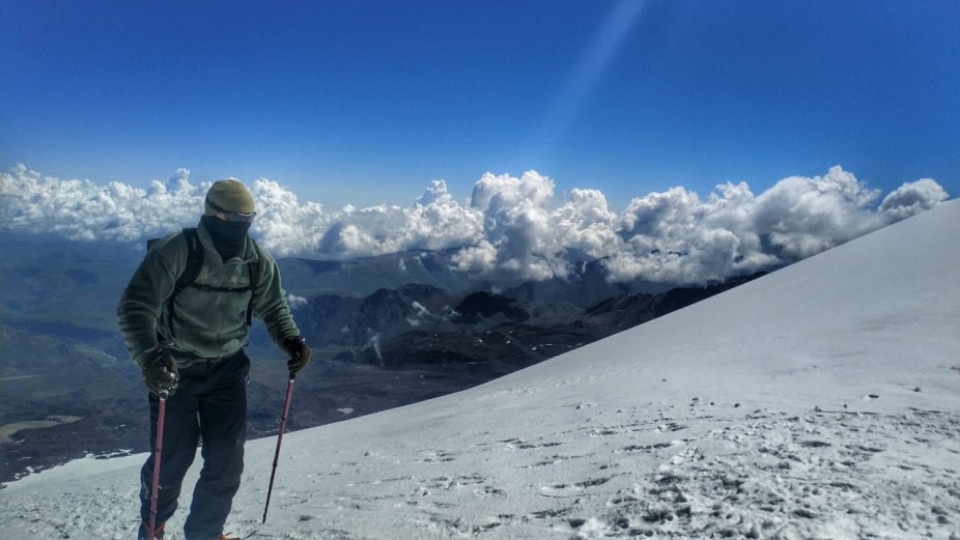 Псковичи покорили Эльбрус и развернули на вершине флаг Следственного комитета