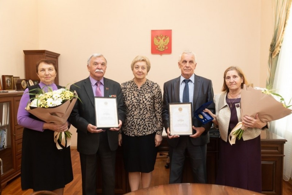 По 50 лет прожили в браке две псковские семьи получившие медали «За любовь и верность»