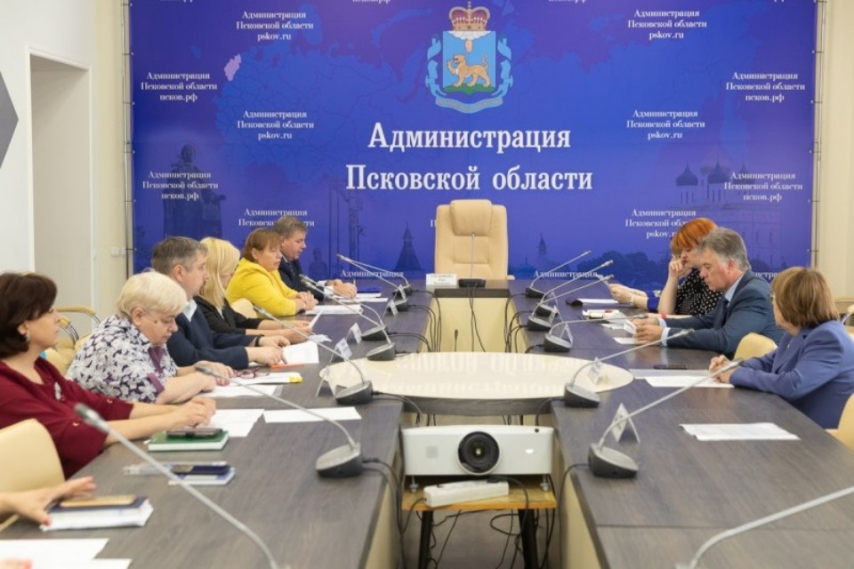 Лучшие учителя Псковской области получат денежные премии от 25 до 200 тысяч рублей