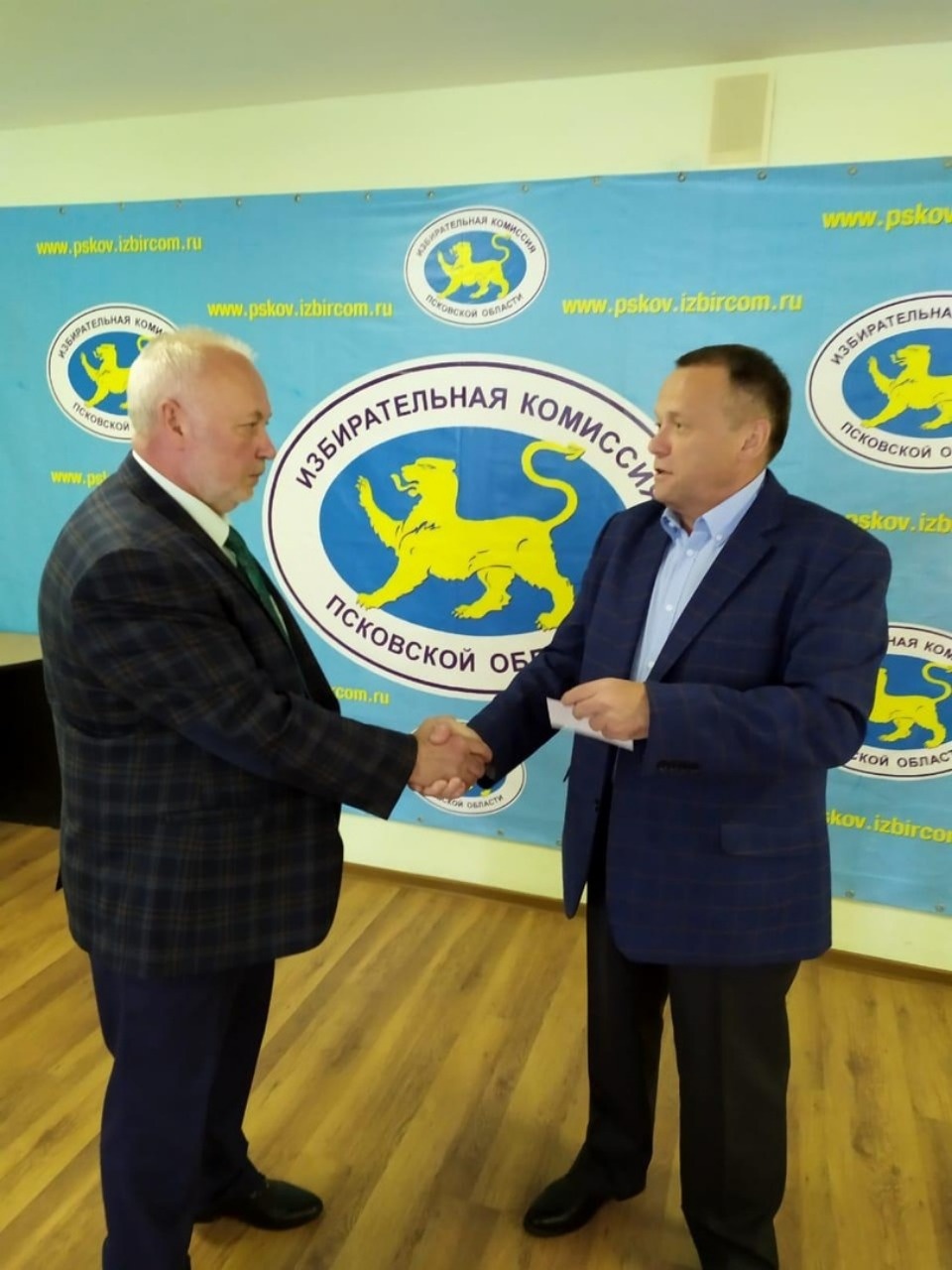 Игорю Максимову вручили удостоверение кандидата в депутаты Псковского облсобрания